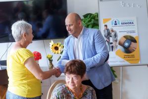 Kolejne opaski bezpieczeństwa trafiły do seniorów